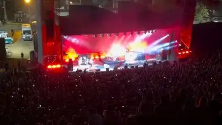 El Anfiteatro colmado de fanáticos durante la presentación de Divididos en Tandil.