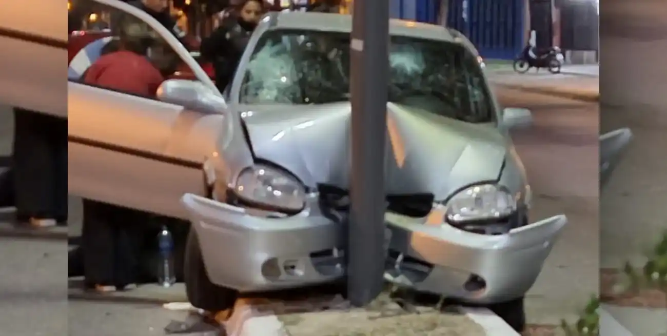 Se durmió mientras manejaba un auto y chocó contra una columna