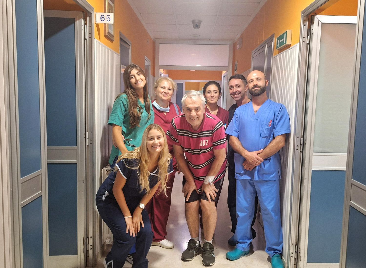 Gabriel "Pachola" Buffa junto a Fátima y otros doctores, tras la intervención médica.