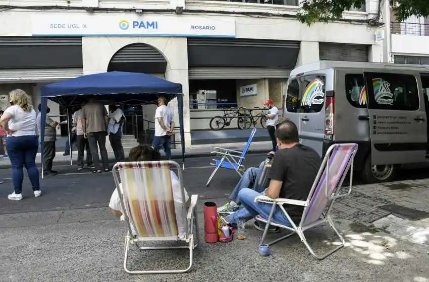 Transportistas de personas con discapacidad se manifestaron frente al Pami y reclaman una deuda de 6 meses