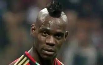Milan le busca un tutor a Mario Balotelli