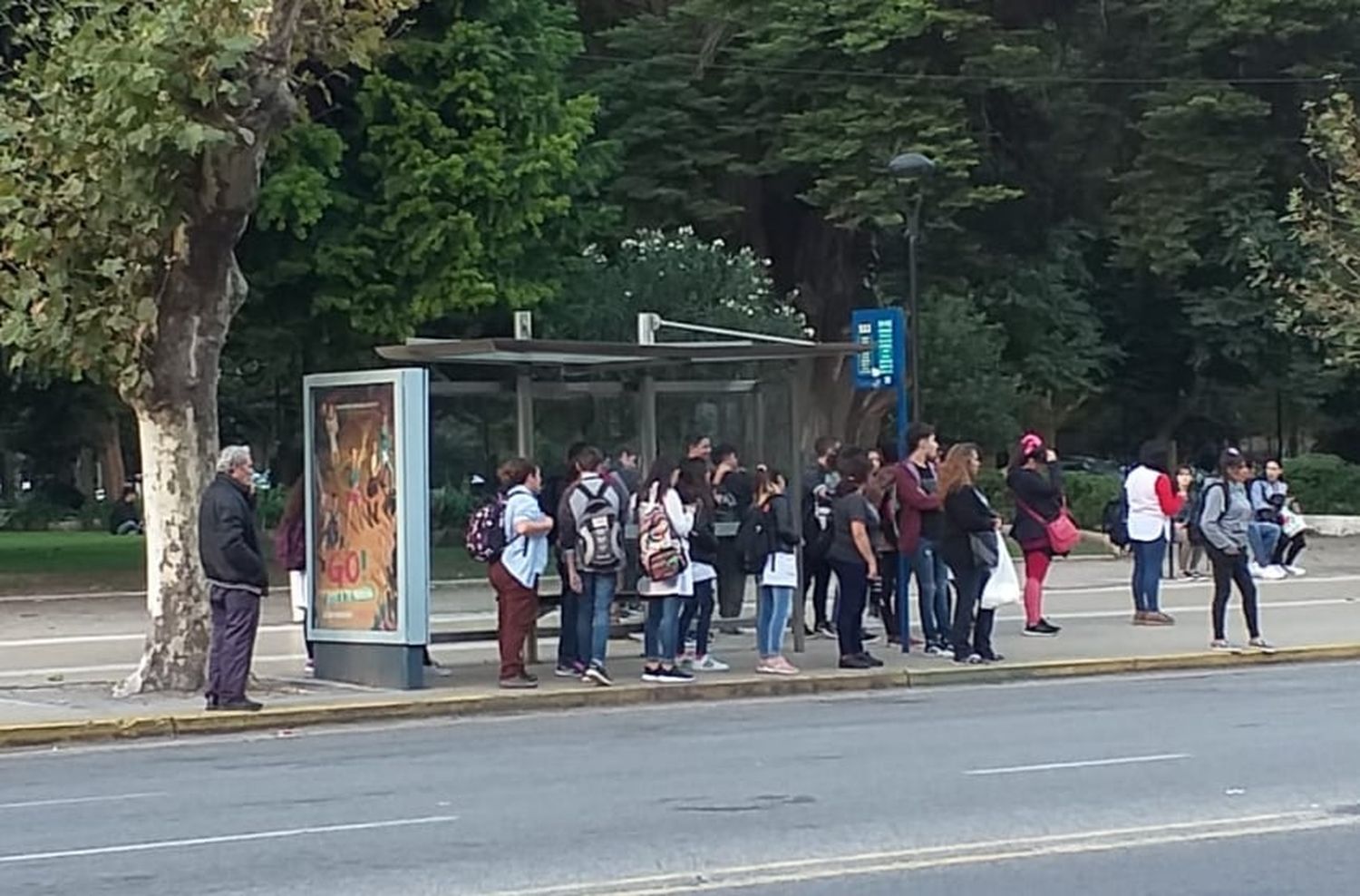 Publicidad en vía pública: quieren declarar la emergencia de los refugios de colectivos