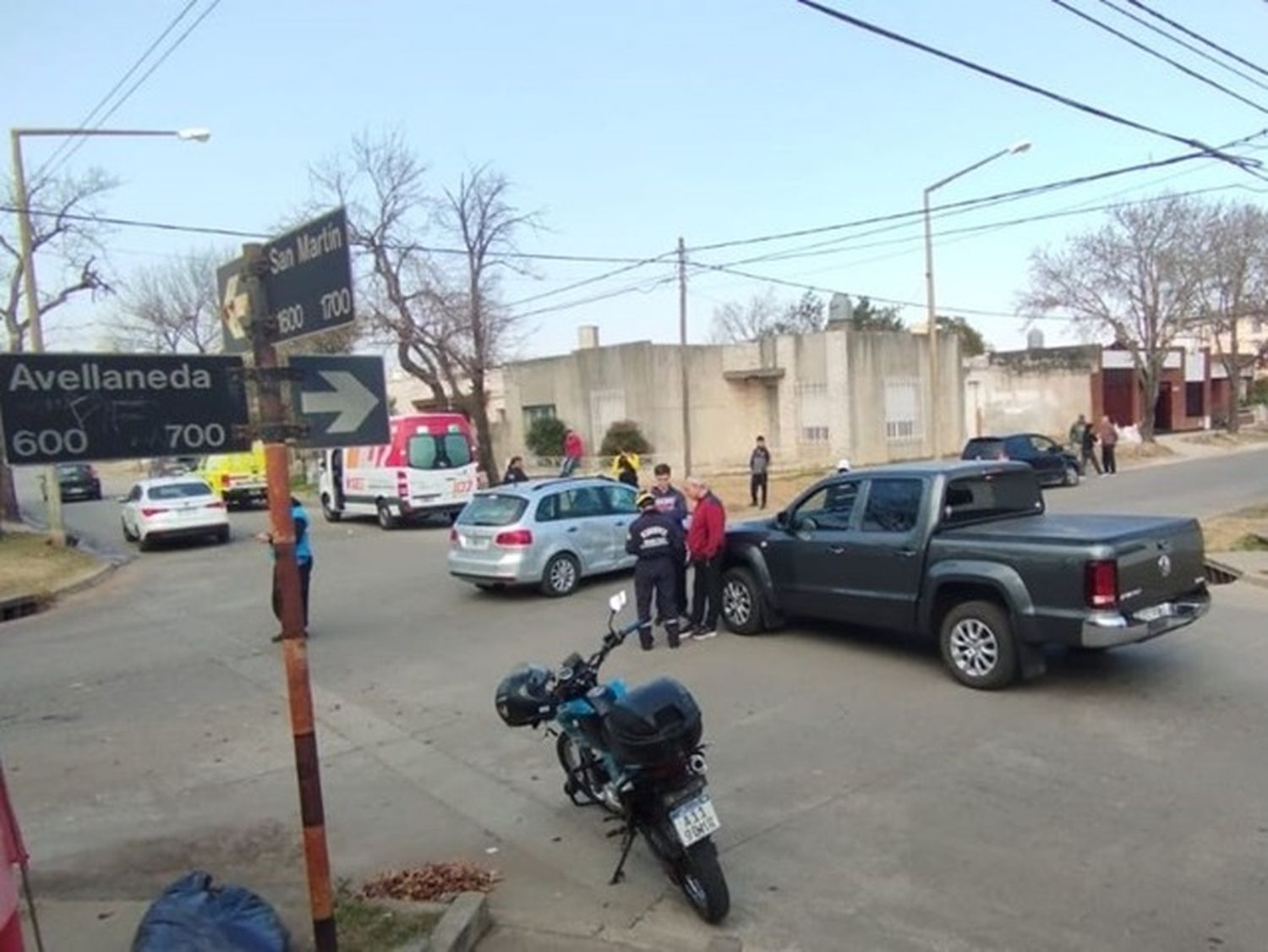 Tres vehículos involucrados en un accidente vial.