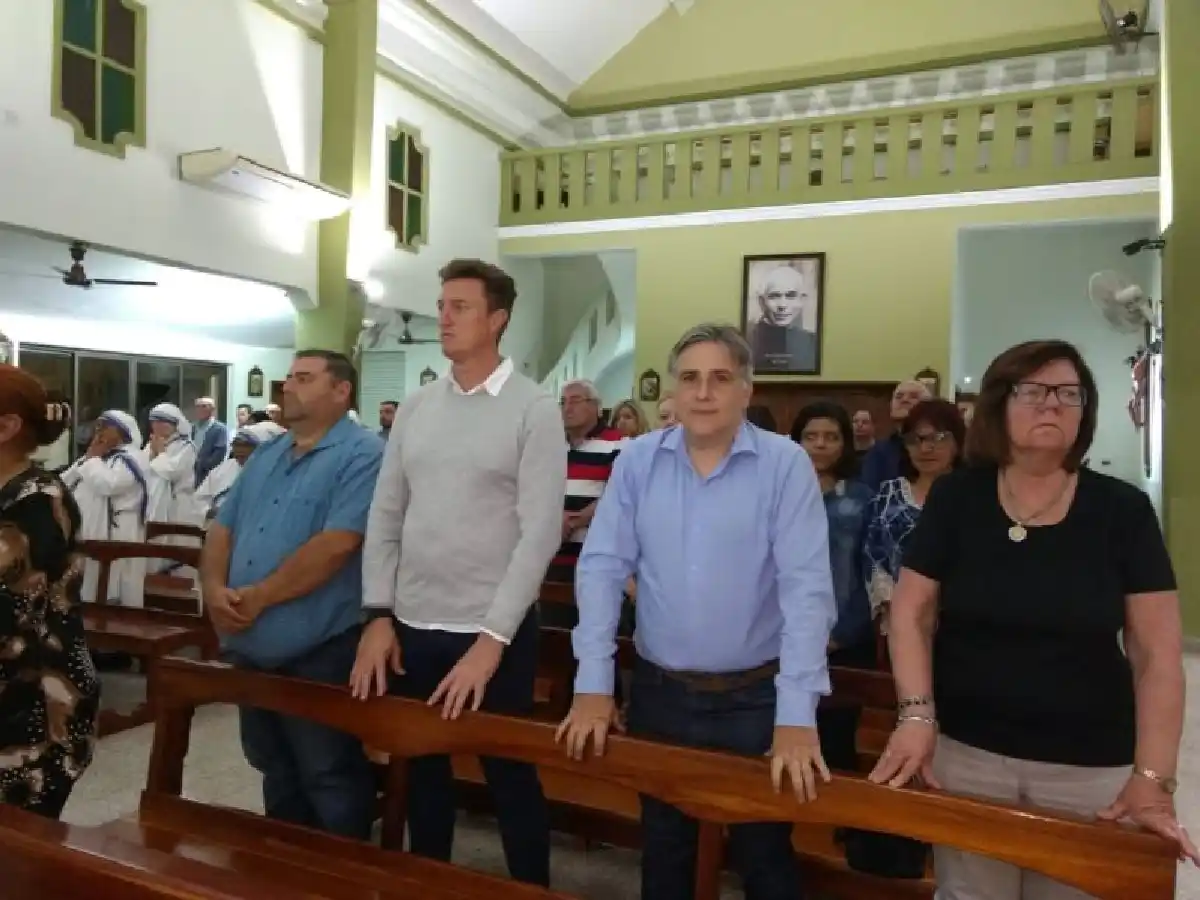 Llaryora y García Aresca, en la misa a un mes de la muerte del exgobernador