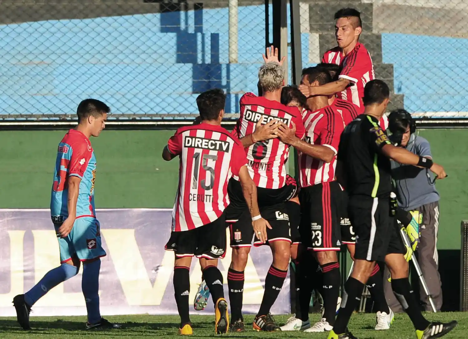 Estudiantes venció a Arsenal en su debut