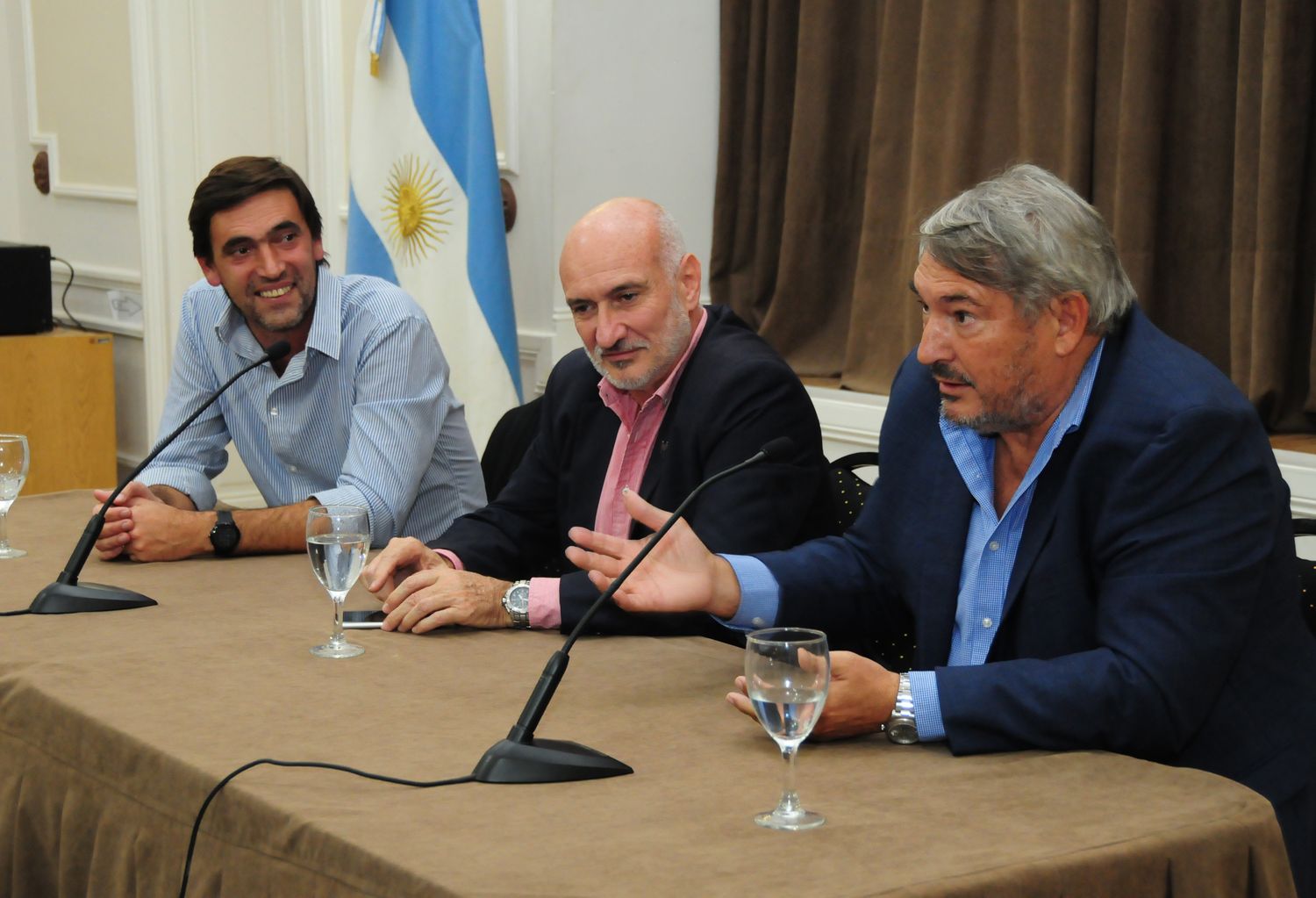 Rogelio Iparraguirre, Marcelo Aba y Jorge D’Onofrio durante la firma del acuerdo para implementar el boleto estudiantil gratuito.