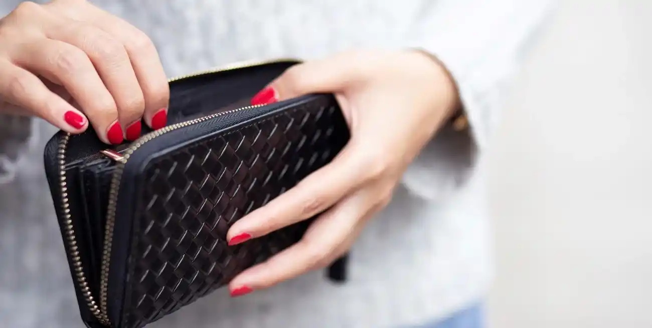 Una hoja de ruda en la billetera: protección, prosperidad y tradición que se lleva a diario.