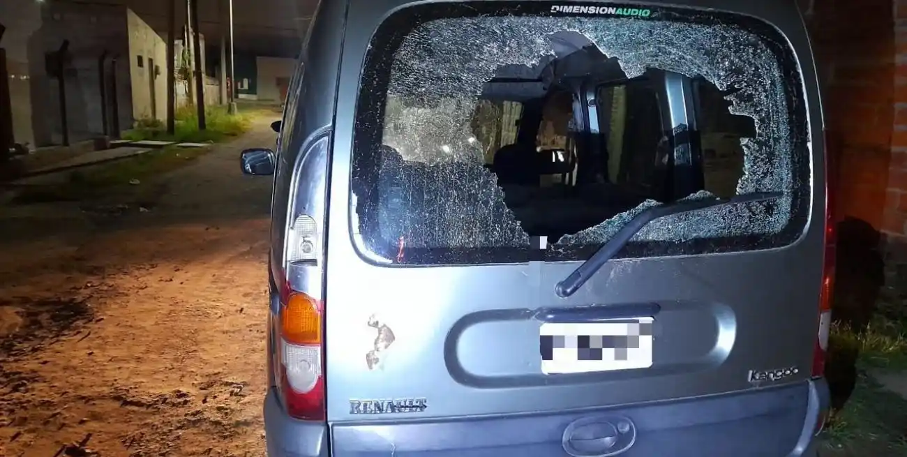 Los daños en el vehículo atacado.