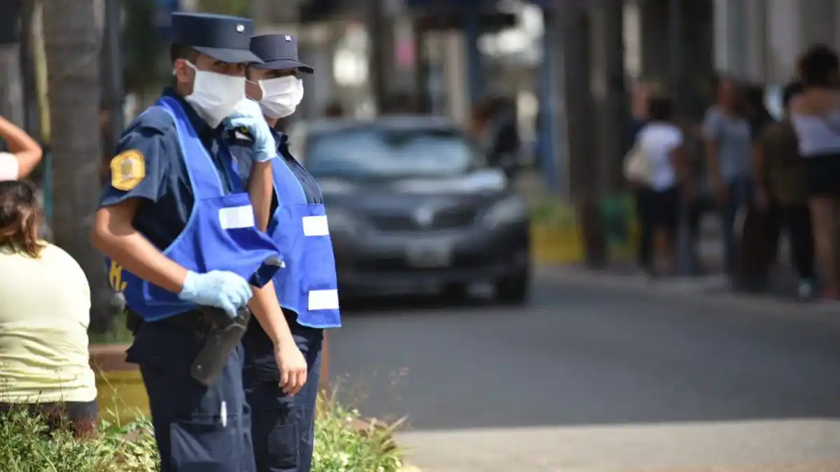 El jefe de Policía y 35 oficiales más se encuentran aislados