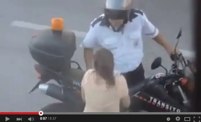 Video: Inspector de tránsito recibe una coima en Rosario