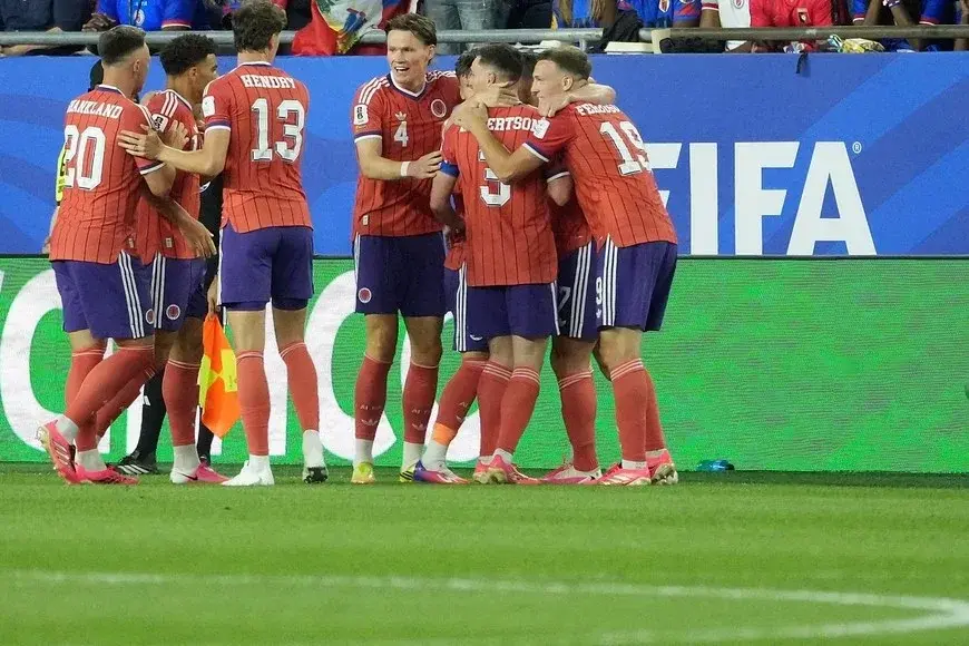 Escocia venció a Haití en un partido con polémicas y quedó como líder del Grupo C