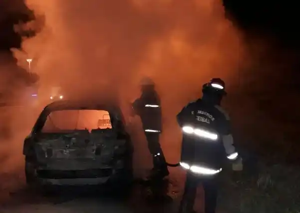 Bomberos trabajaron en un feroz incendio de un vehículo en Ruta 12