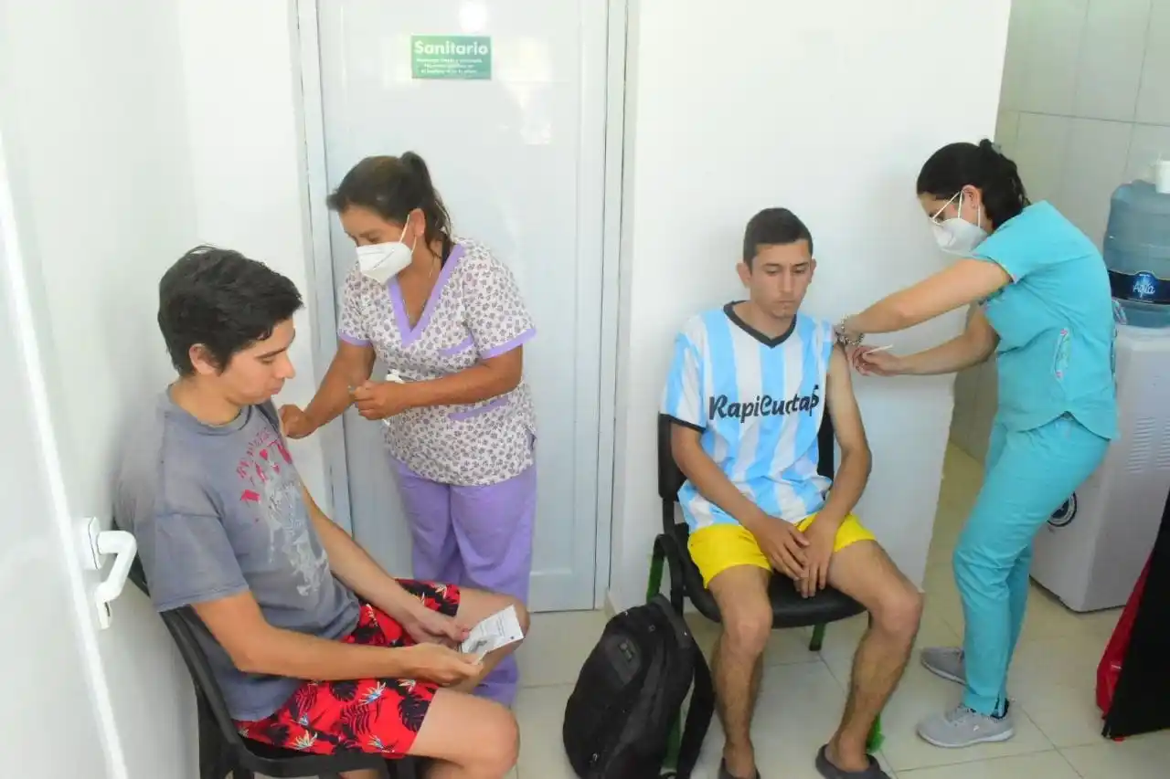 Avanza la campaña de vacunación contra el COVID-19 hacia localidades del oeste provincial