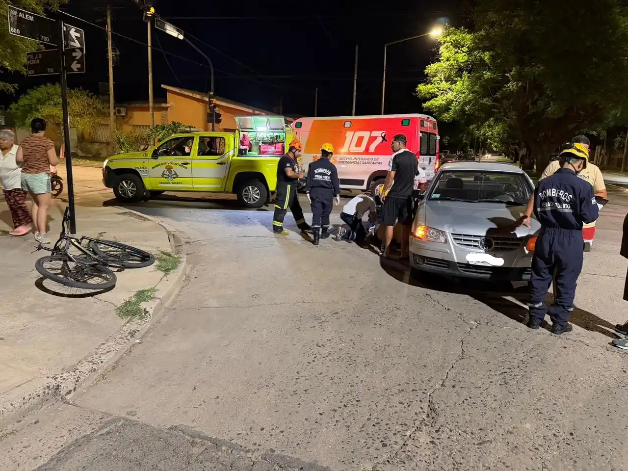 Los servidores públicos trabajando en el lugar del accidente.