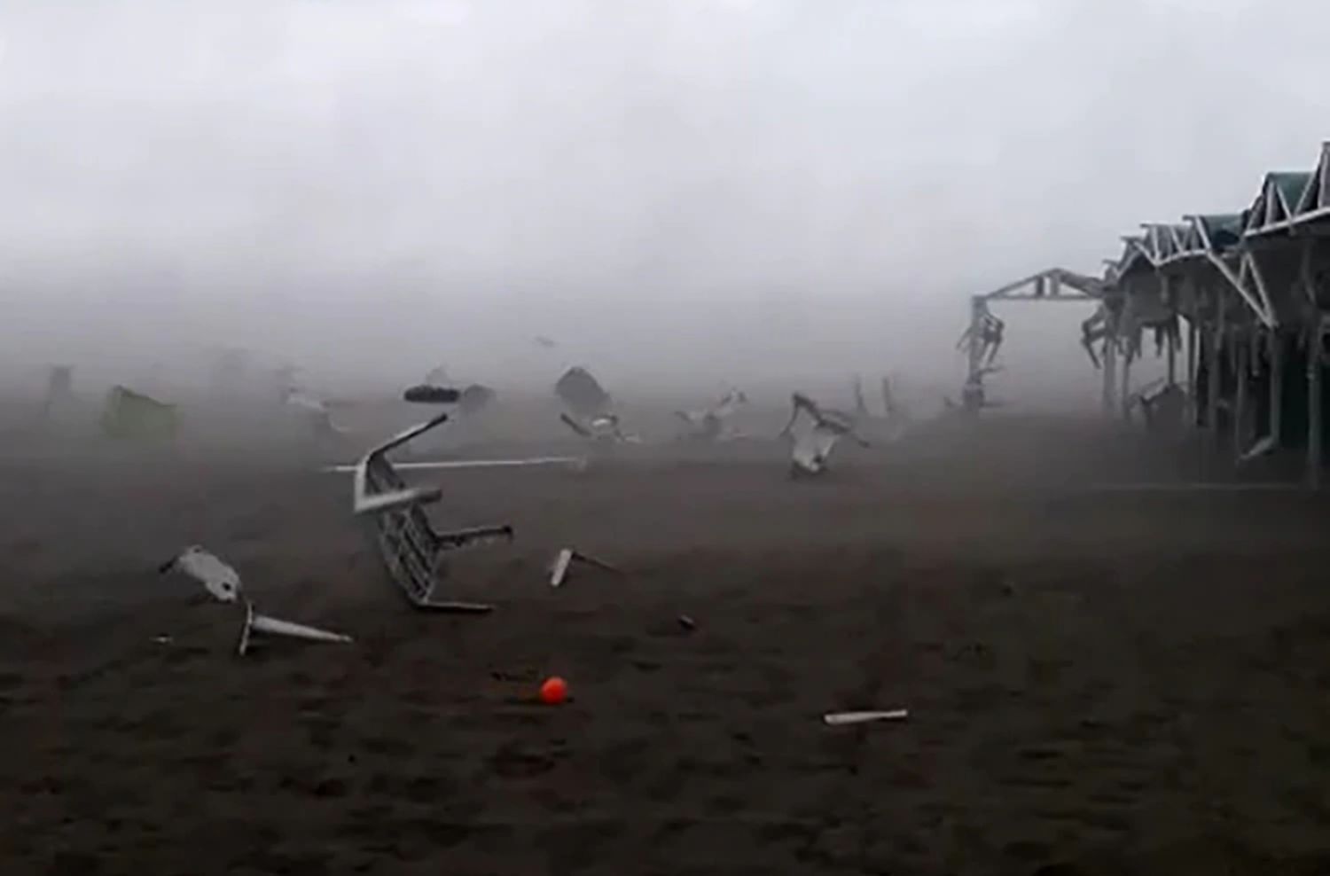 Un tornado azotó Pinamar y arrasó con carpas y árboles