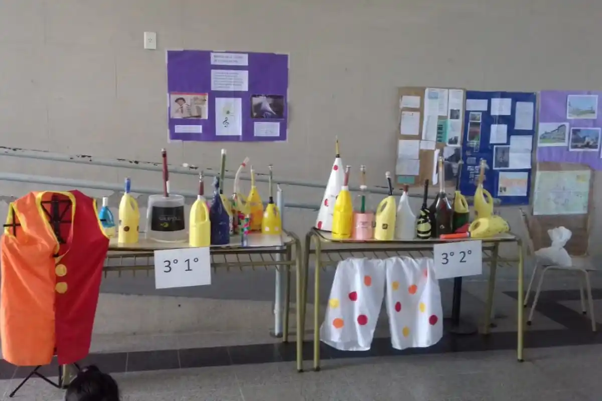 Carnaval, cornetas y música en el salón de la Escuela Normal