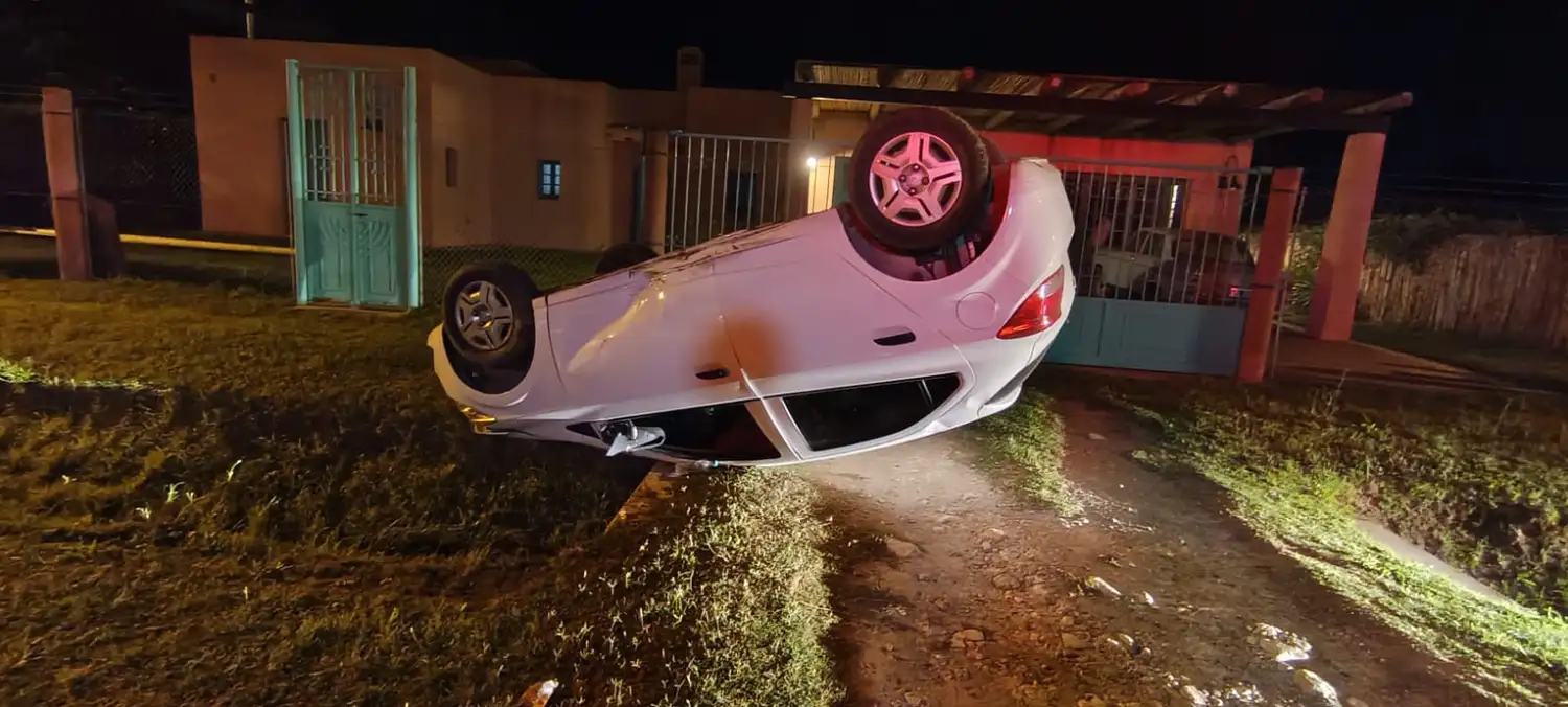 El auto quedó pegado a la cuneta.