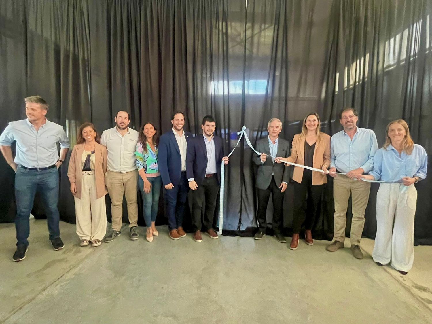 Autoridades en el corte de cinta.