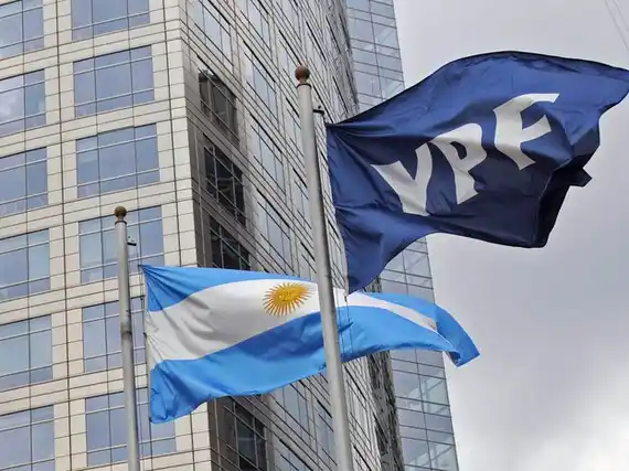 Corte de Apelaciones de EE. UU. suspende la entrega forzosa del 51 % de YPF a fondo acreedor y permite la apelación sin garantías