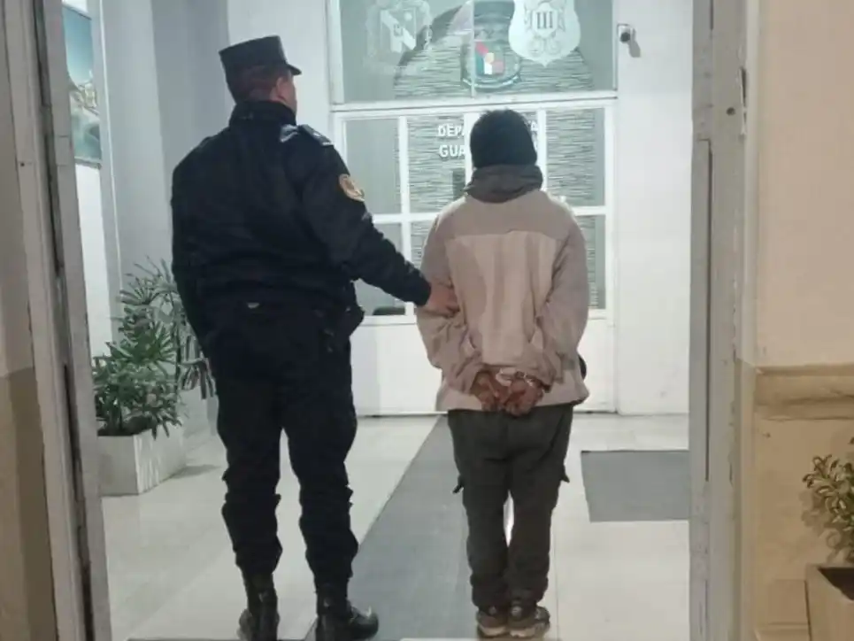 La Policía sorprendió y demoró a un joven que llevaba bebidas alcohólicas robadas
