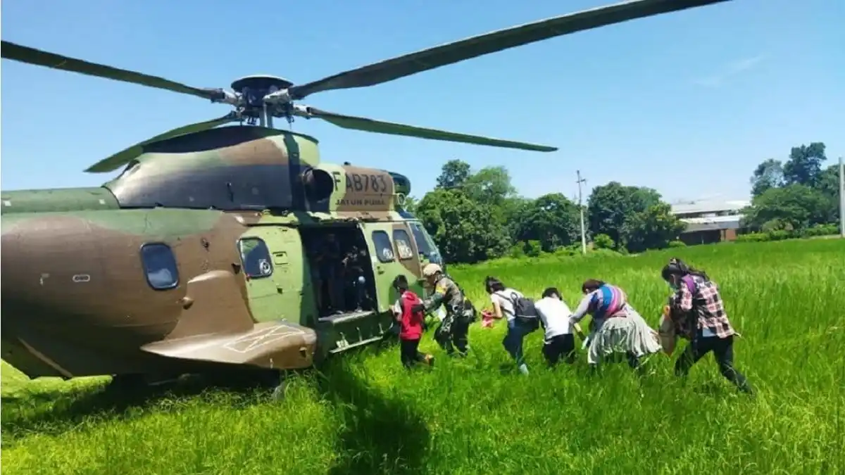 Inundaciones en Bolivia: rescatan a una familia rodeada de cocodrilos que huía en canoa