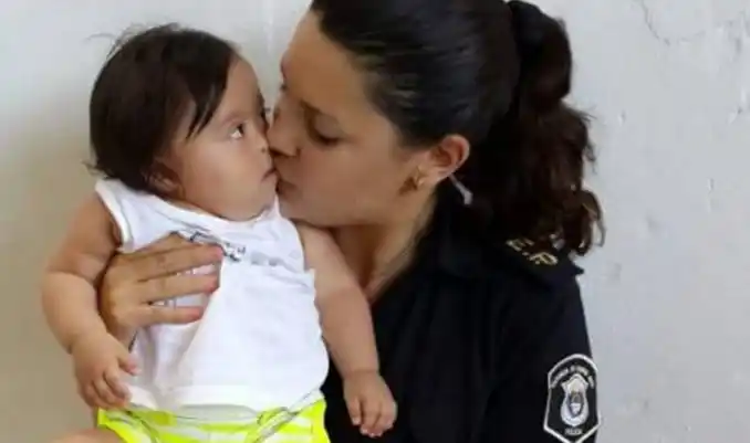 Discriminan y sancionan a una policía bonaerense con una hija down 