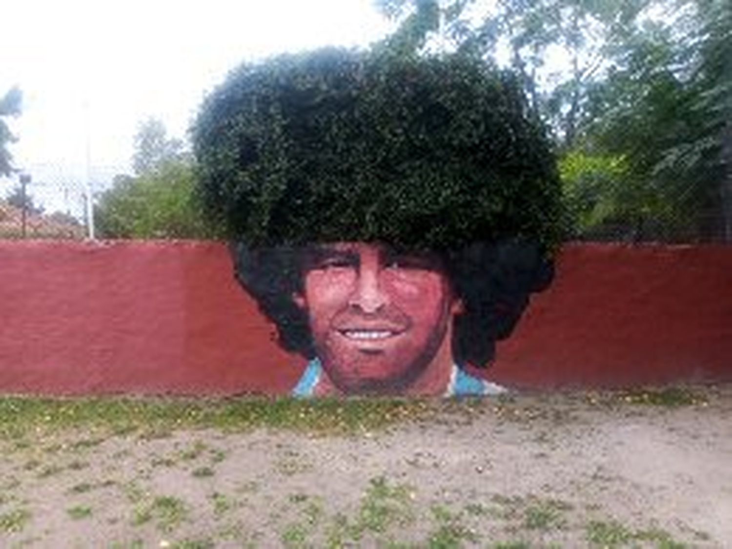 La historia detrás del mural viral de Maradona: El día que visitó una cancha de Berazategui con Rata Blanca