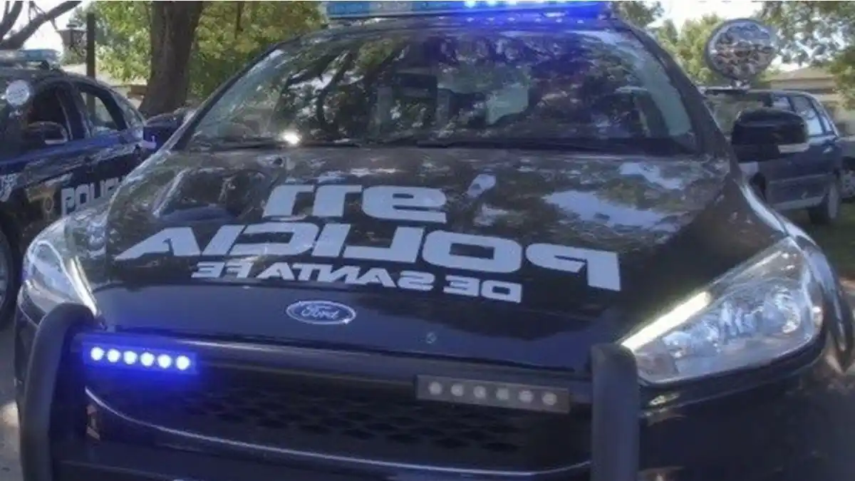 Un rosarino murió al caer del móvil policial en un confuso episodio