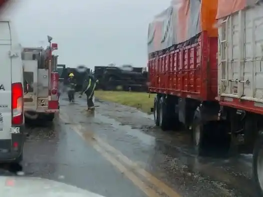 Miércoles lluvioso y accidentado: corte total de tránsito en RN 34 por el vuelco de un camión
