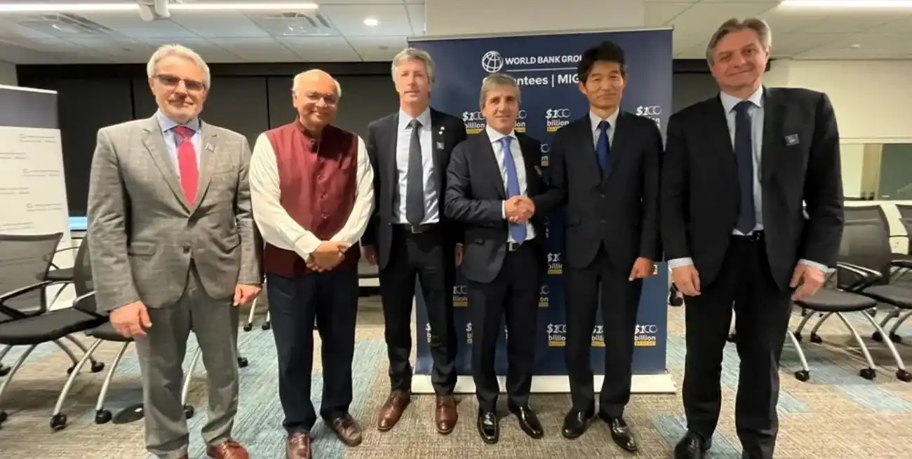 Caputo junto a los representantes de MIGA/Banco Mundial.