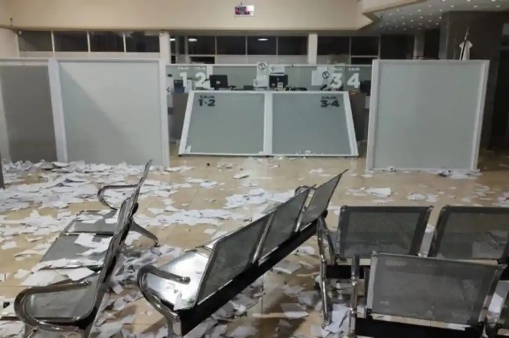 Huevazos, botellazos y destrozos en la cooperativa eléctrica de Bolívar: la furia de los vecinos tras 12 horas sin luz