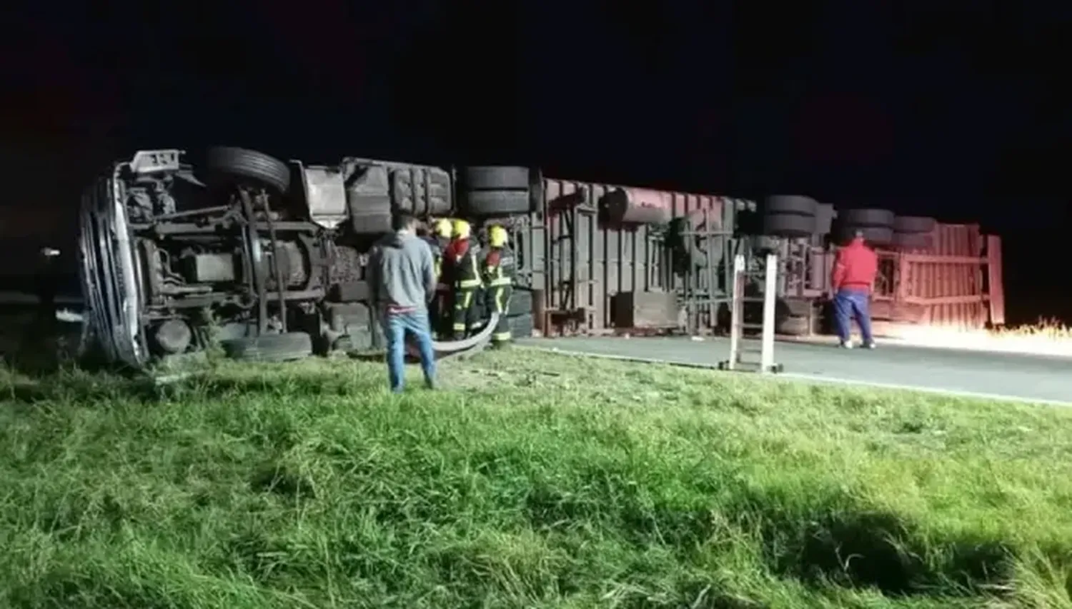 Volcó un camión lleno de golosinas y los vecinos quisieron saquearlo