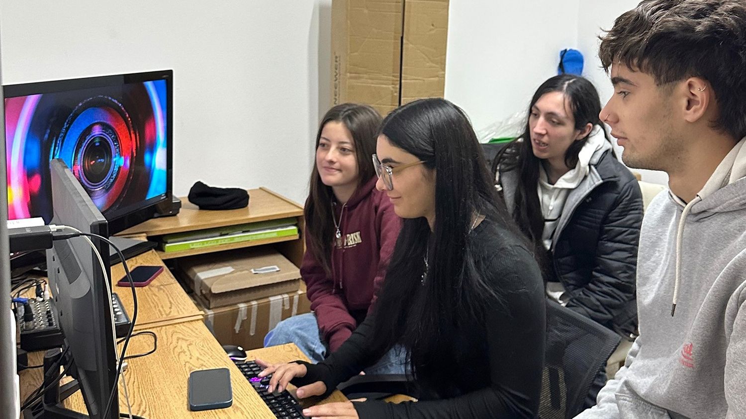 En Ecos Diarios. Los estudiantes de la Técnica Nº 3 editando un video durante sus prácticas