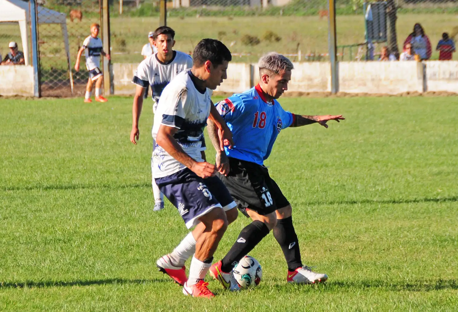 Una imagen del Gimnasia y Loma Negra, en el duelo del torneo Apertura.