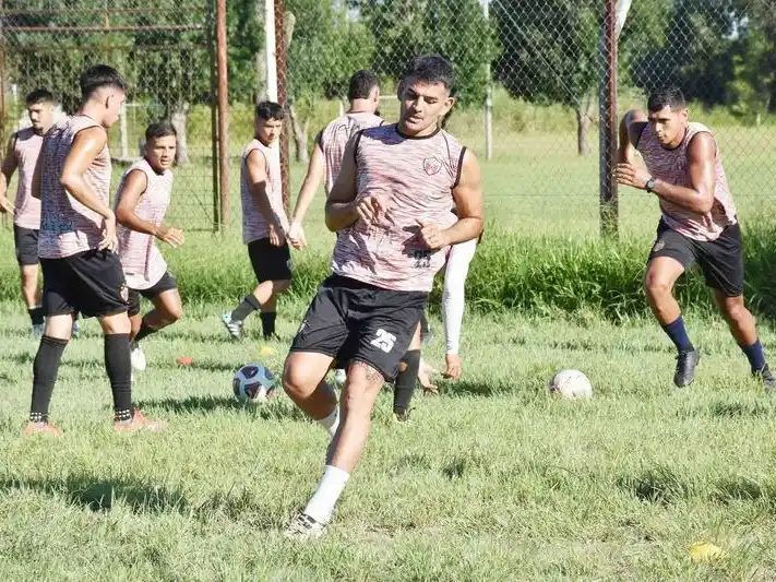 Oscar Piris reforzó a 8 de
Diciembre para cuartos de final