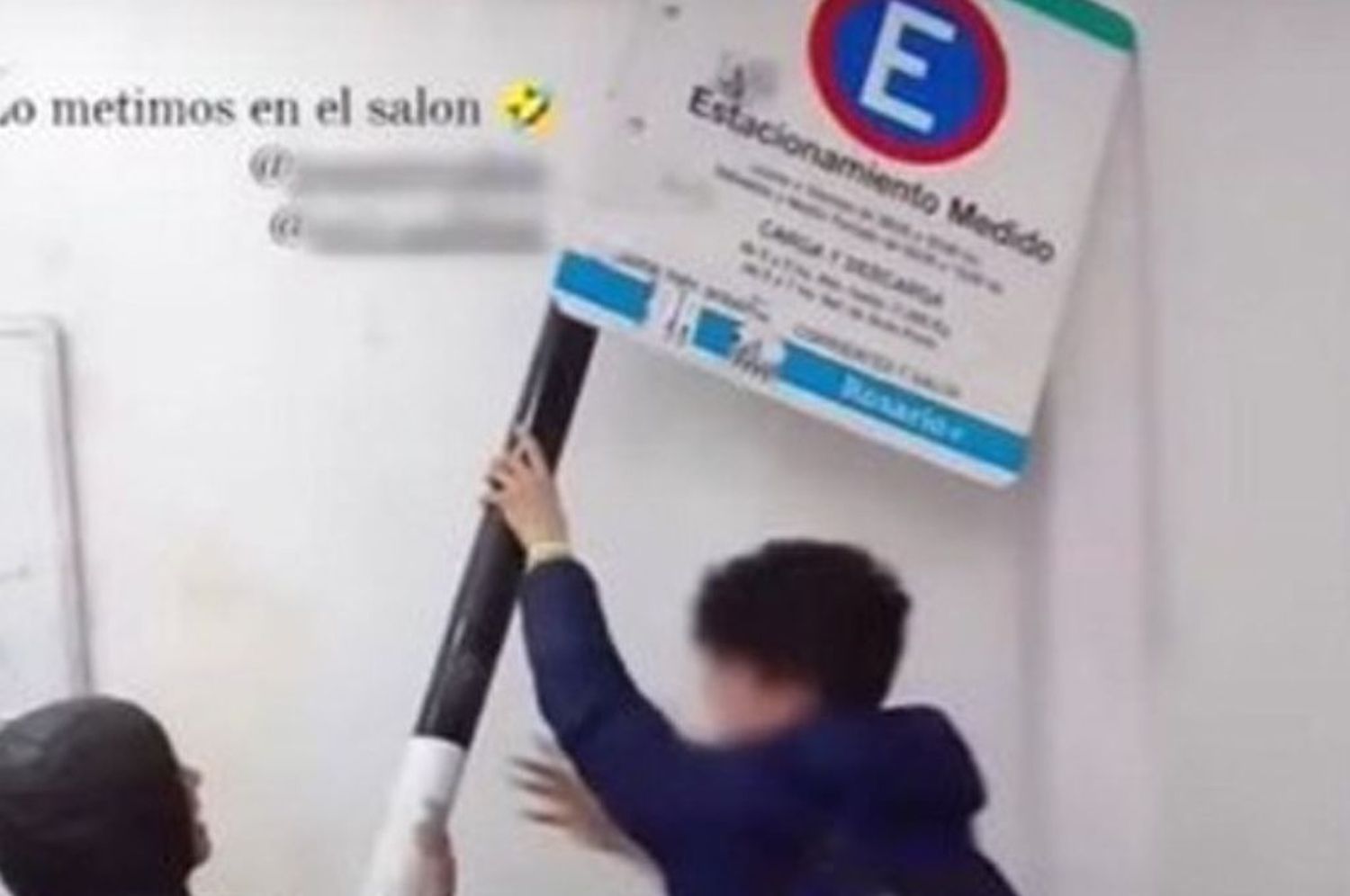 Estudiantes de Rosario se filmaron robando un poste de estacionamiento medido