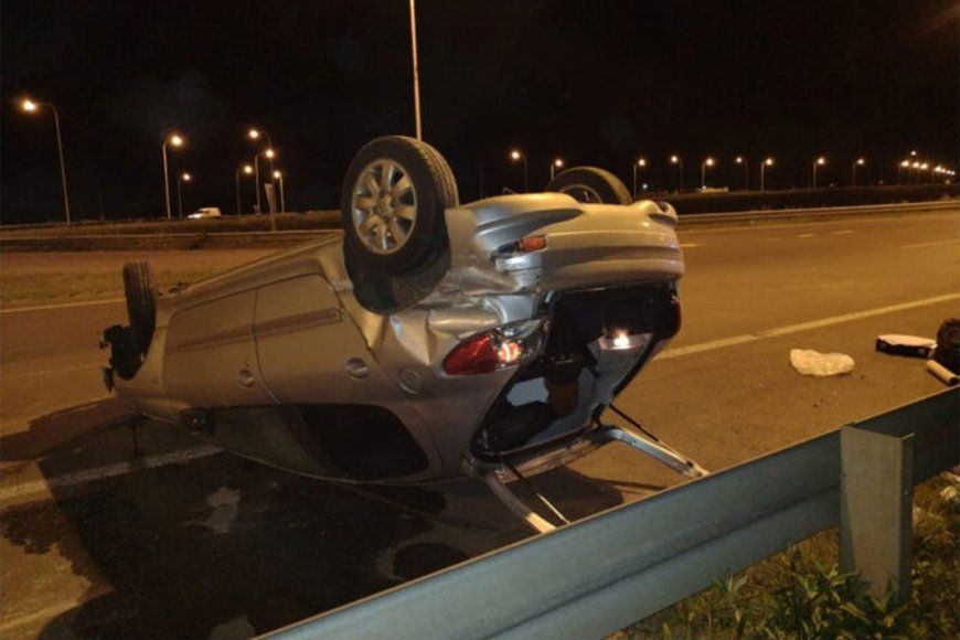 Volcó un auto y quedó con sus cuatro ruedas hacia arriba