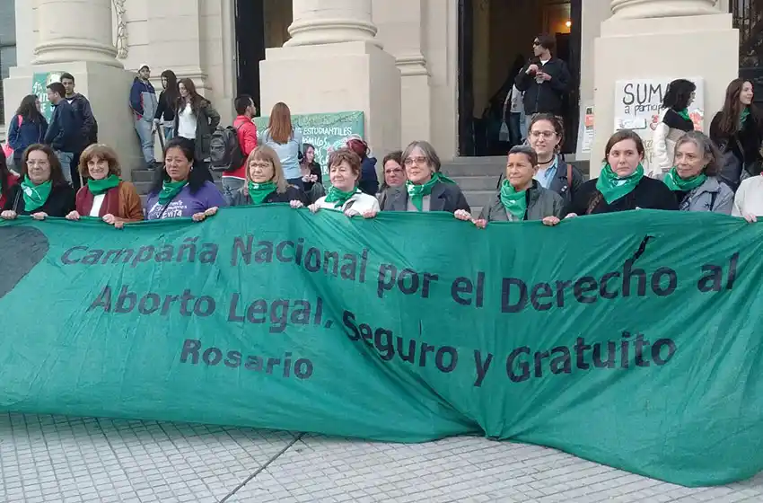 Más de cien estudiantes en la primera clase sobre aborto