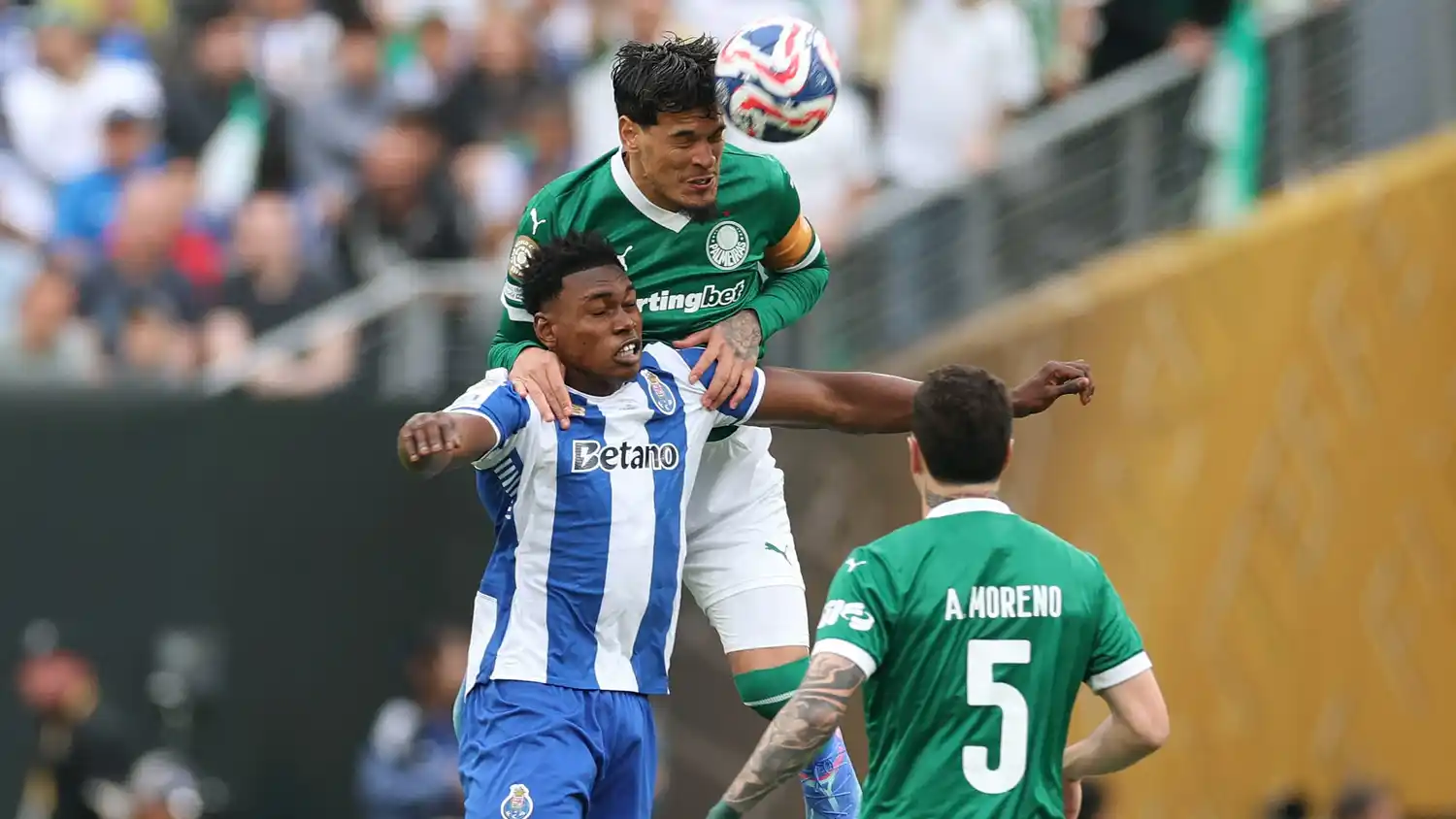 El paraguayo Gómez, capitán de Palmeiras, gana en lo alto.