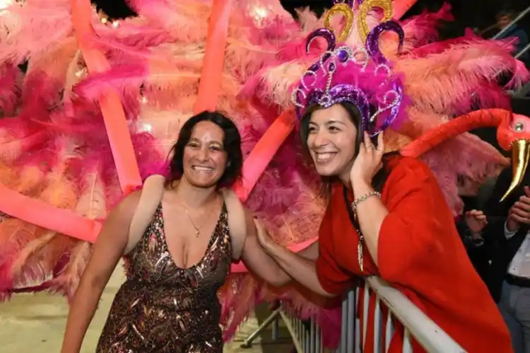 Antes de la paritaria docente, Vidal se calzó las plumas en el carnaval de Lincoln