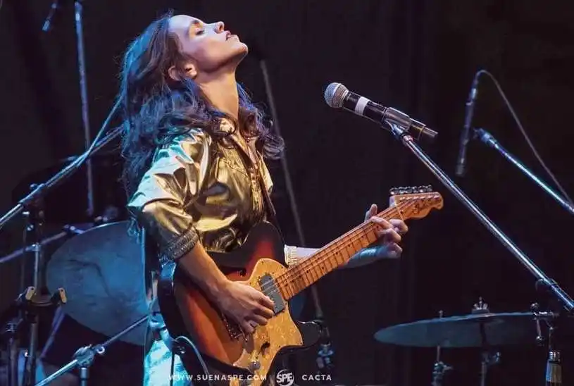 Loli Molina con su música de guitarra que se canta
por primera vez en Formosa