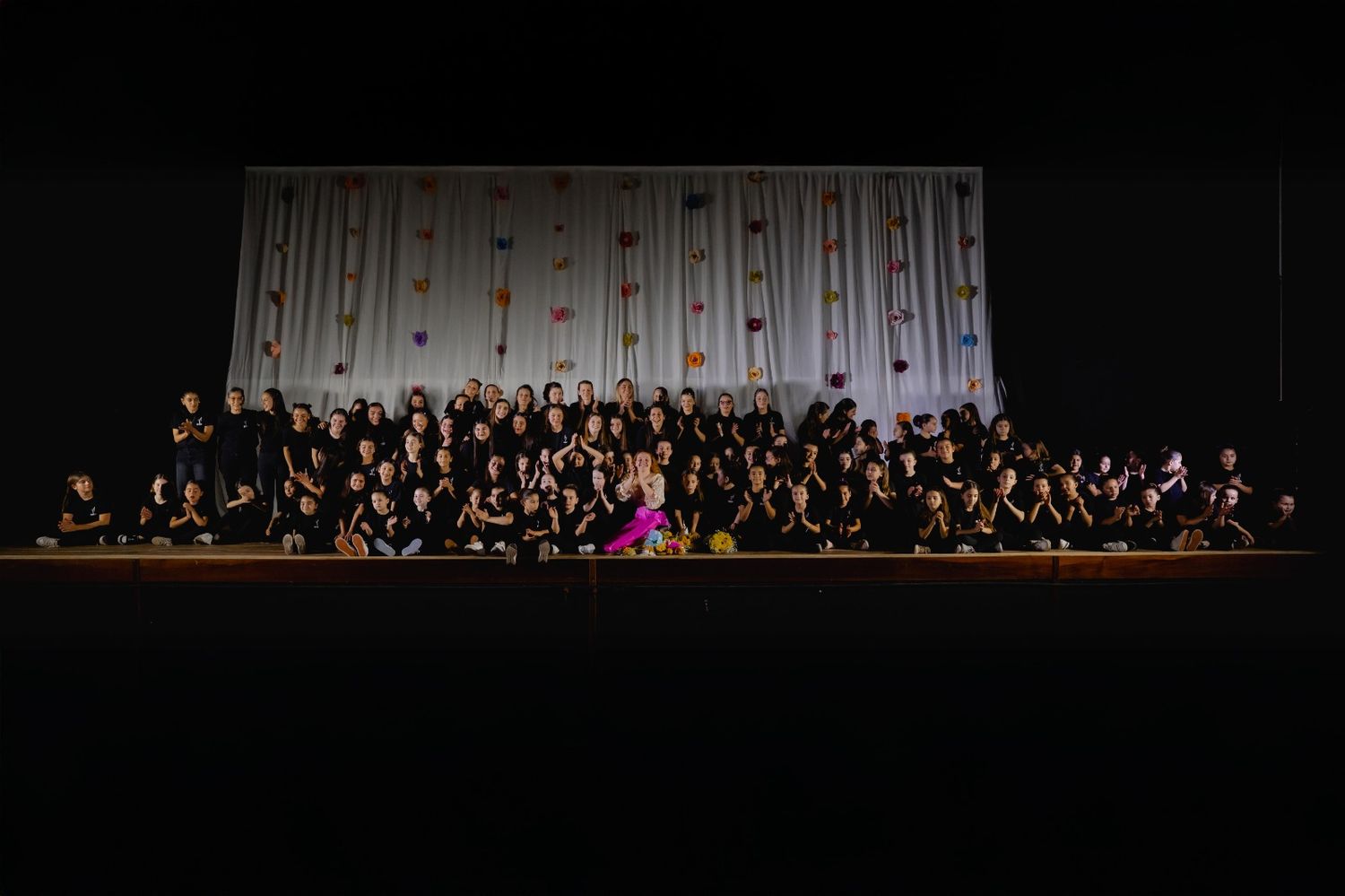 Más de 60 bailarinas en escena deleitaron al público.