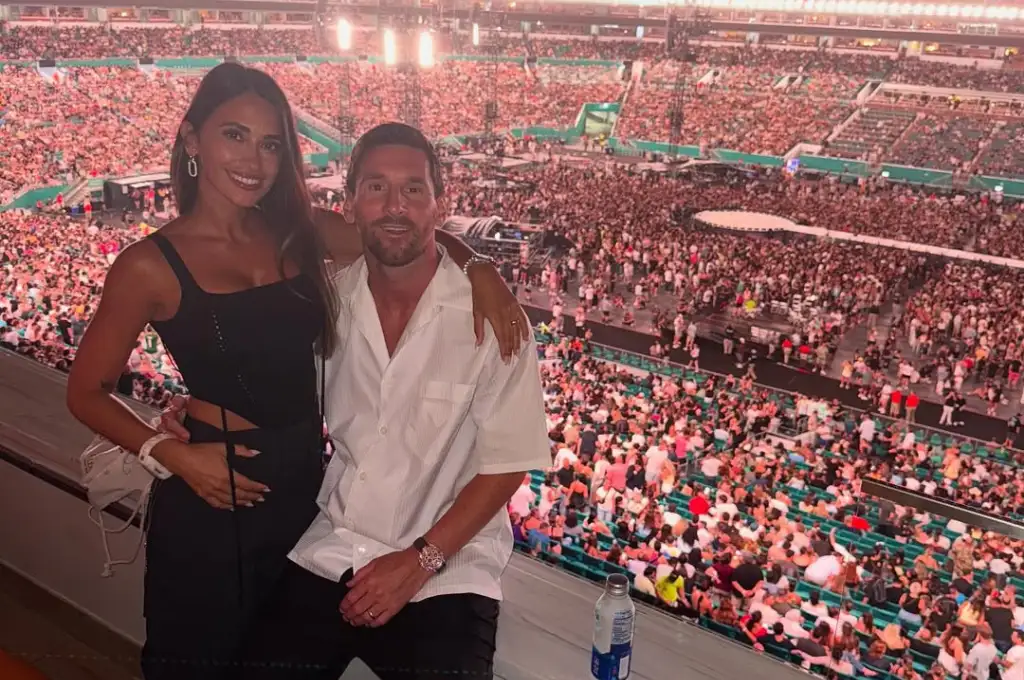 El momento en que Chris Martin vio a Lionel Messi y Antonela Roccuzzo en el show de Coldplay.