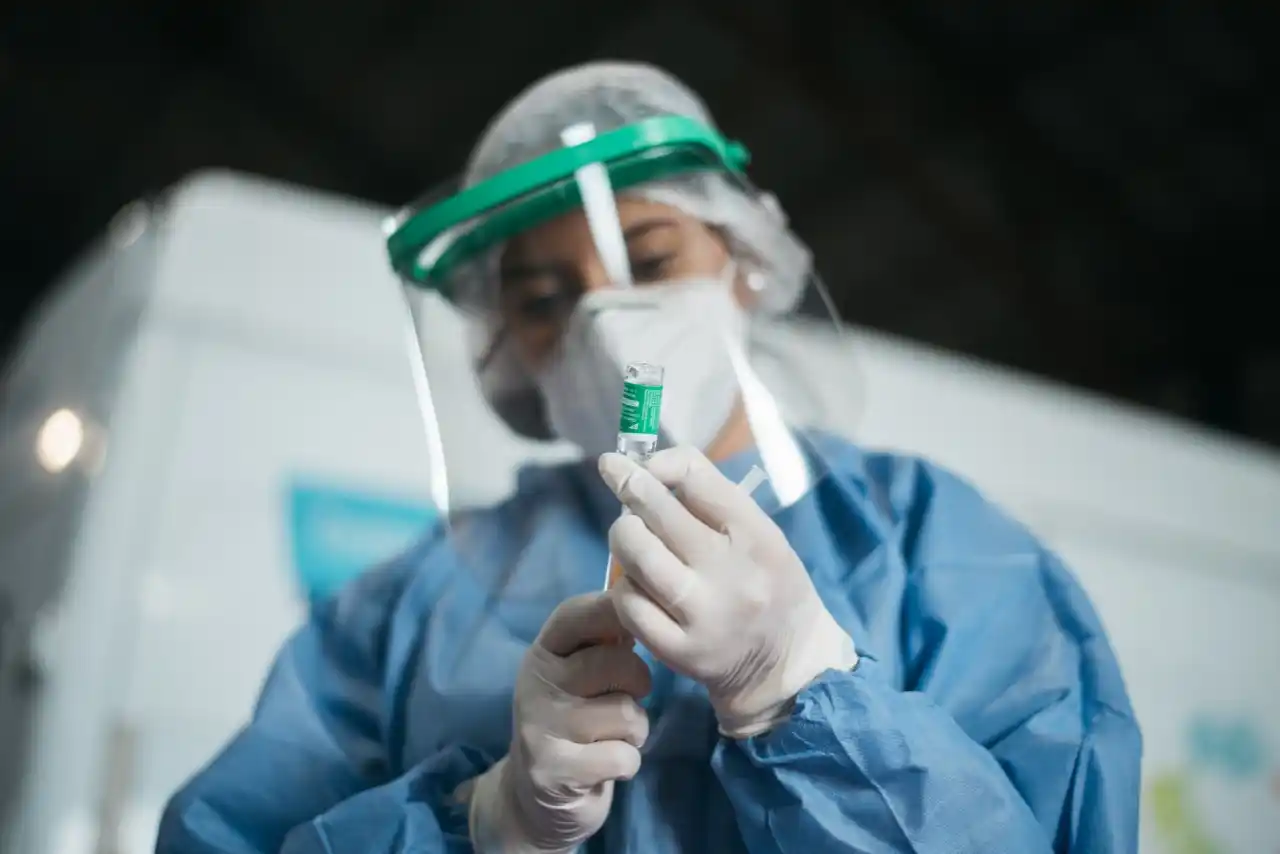 En los próximos días, vacunarán contra el Covid a docentes, policías y bomberos