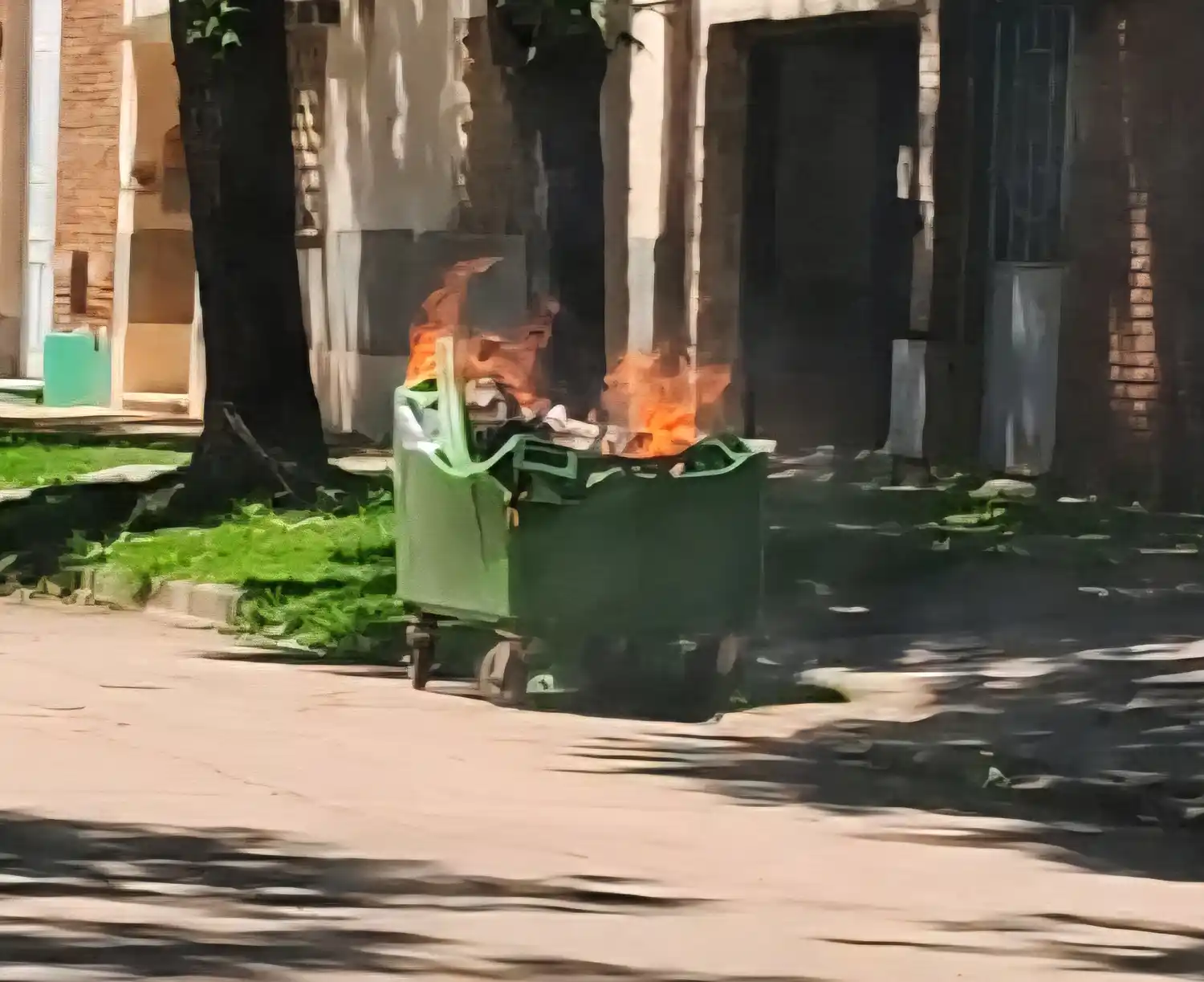 El momento en que se incendia el contenedor.