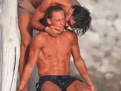Ferrán Torres y Marcos Llorente de vacaciones y celebrando el título mundial con España.Foto:Redes
