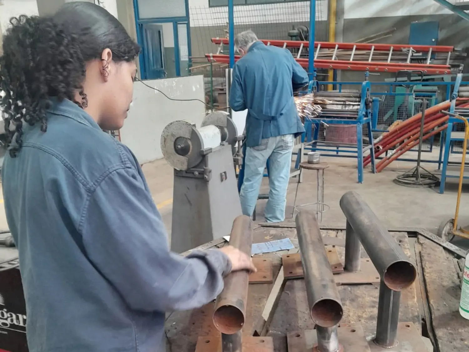 Alumnos de la EET Quirós pusieron en valor máquinas de ejercicios en la zona del puerto