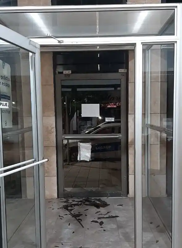 La puerta principal fue la dañada.