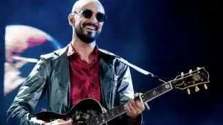 Abel Pintos brindó un emotivo show bajo la lluvia
