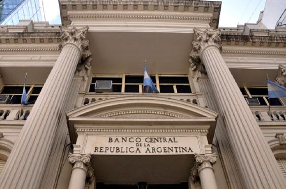 El Banco Central subió la tasa de interés al 91% e hizo bajar al dólar